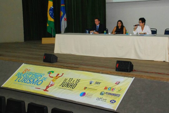 Coordenadora da Escola de Hospitalidade preside mesa no 8o Congresso Brasileiro de Turismo